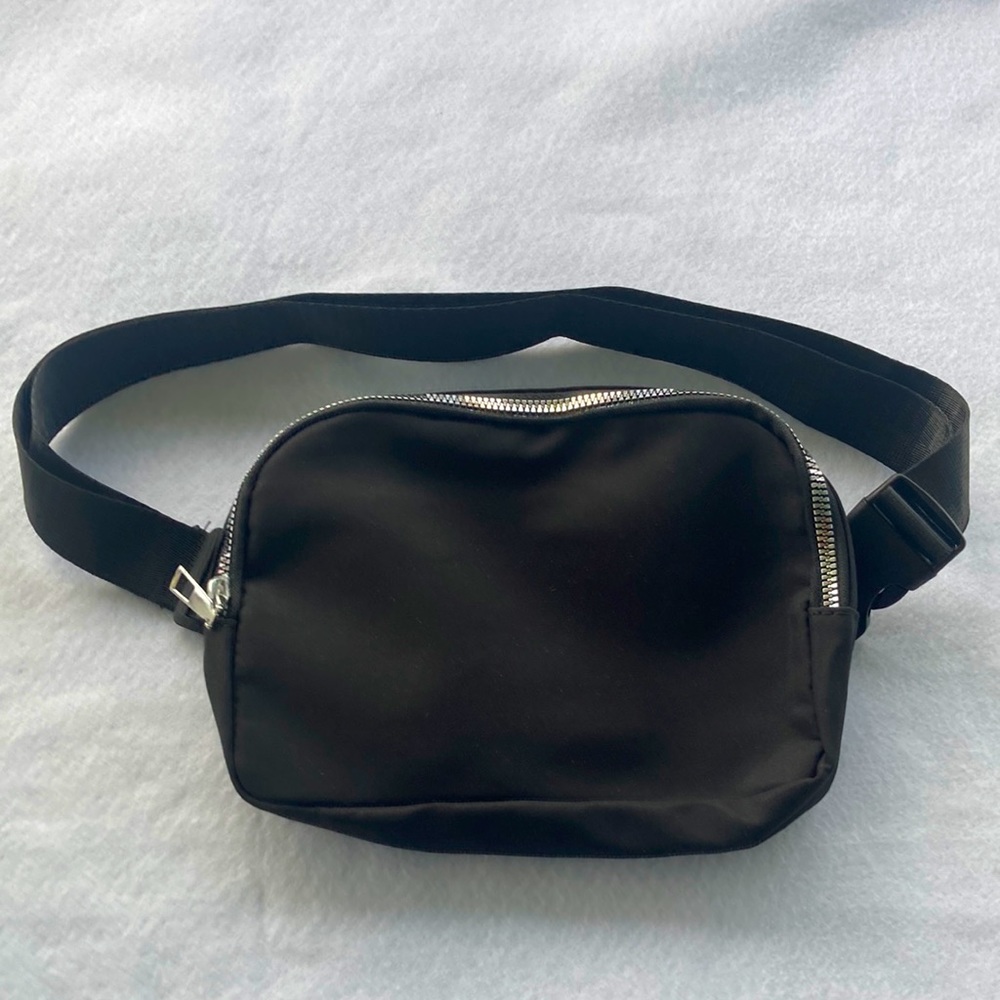 NWOT Fanny pack black